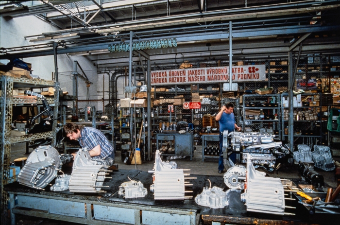 Visite de l'usine Tatra à Příbor en République Tchèque en 1991 - Photo : © Sebastien Desnoulez