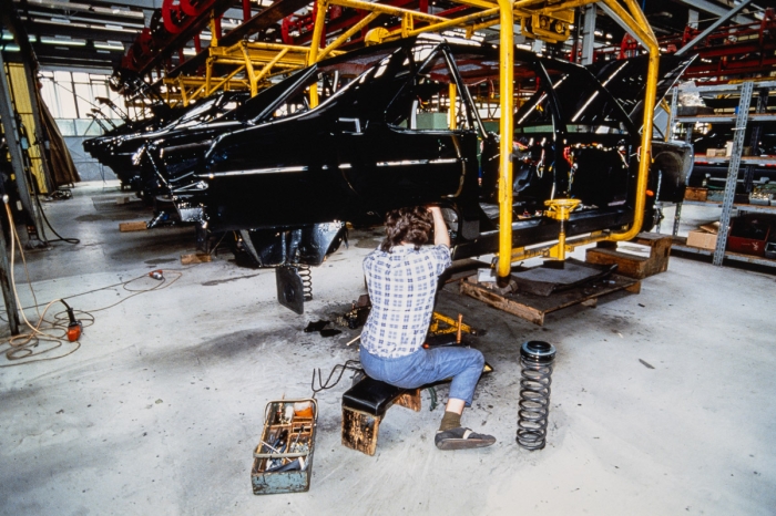 Visite de l'usine Tatra à Příbor en République Tchèque en 1991 - Montage des amortisseurs sur la Tatra 613 - Photo : © Sebastien Desnoulez