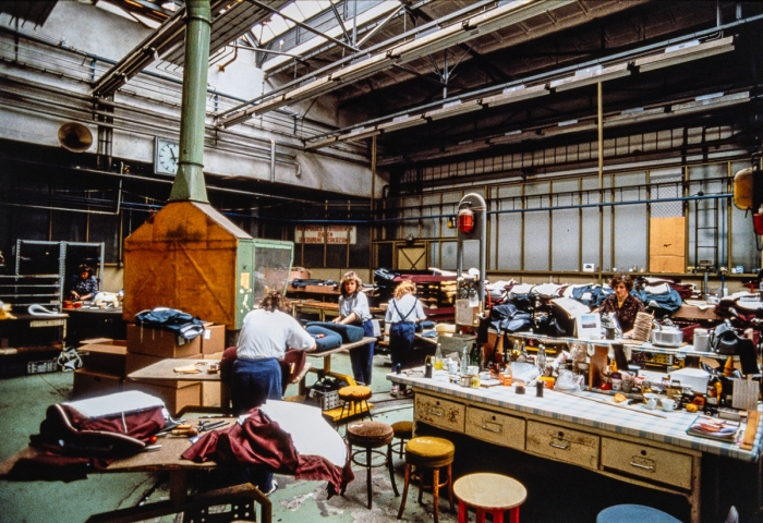 Visite de l'usine Tatra à Příbor en République Tchèque en 1991 - Atelier sellerie de la Tatra 613 - Photo : © Sebastien Desnoulez