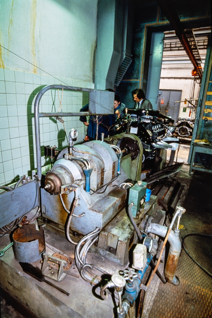 Visite de l'usine Tatra à Příbor en République Tchèque en 1991 - Banc moteur de la Tatra 613 - Photo : © Sebastien Desnoulez