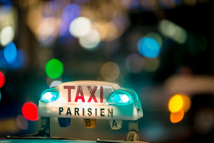 Taxi parisien - Swirling Bokeh Nikon AF-S Zoom-Nikkor 80-200mm f/2.8D IF-ED - Photo : © Sebastien Desnoulez