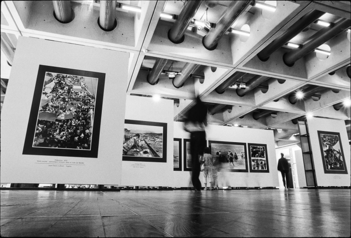 Exposition Libertés en exil - Toit de la Grande Arche de la Défense, septembre 1989 - Photo : © Sebastien Desnoulez