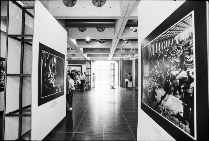 Exposition Libertés en exil - Toit de la Grande Arche de la Défense, septembre 1989 - Photo : © Sebastien Desnoulez