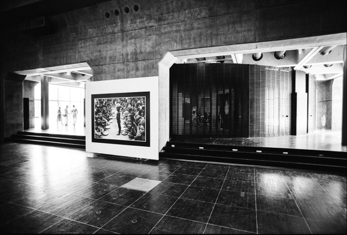 Exposition Libertés en exil - Toit de la Grande Arche de la Défense, septembre 1989 - Photo : © Sebastien Desnoulez
