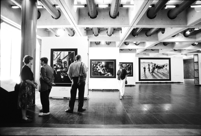 Exposition Libertés en exil - Toit de la Grande Arche de la Défense, septembre 1989 - Photo : © Sebastien Desnoulez