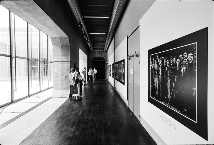 Exposition Libertés en exil - Toit de la Grande Arche de la Défense, septembre 1989 - Photo : © Sebastien Desnoulez