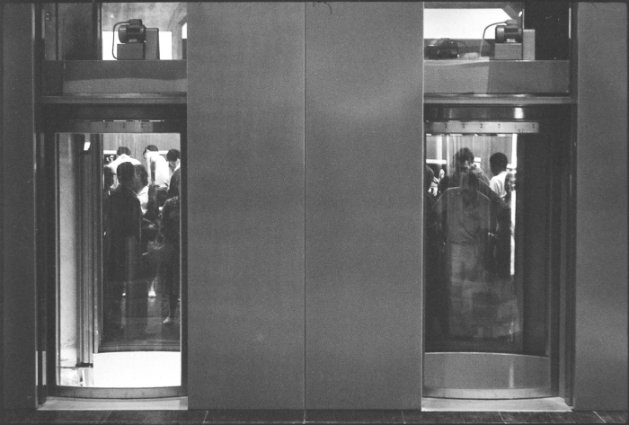 Ascenseurs - Toit de la Grande Arche de la Défense, septembre 1989 - Photo : © Sebastien Desnoulez