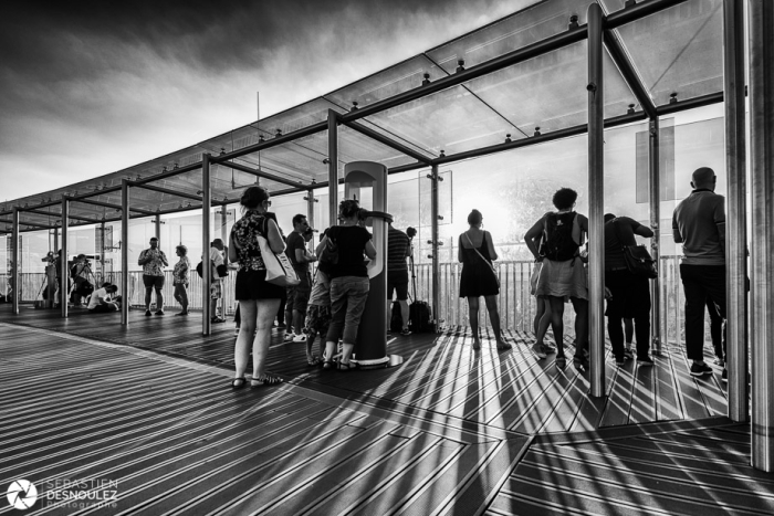 Touristes sur la terrasse de la Tour Montparnasse - Photo : © Sebastien Desnoulez Photographe