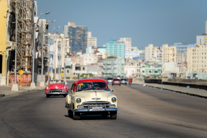 Voitures américaines sur le Malecon à La Havane, Cuba - Nikon Nikkor Z 70-200mm f/2.8 - Photo : © Sebastien Desnoulez