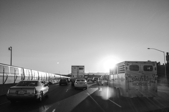 Trafic routier et train BART au coucher de soleil en arrivant à San Francisco - Photo : © Sebastien Desnoulez