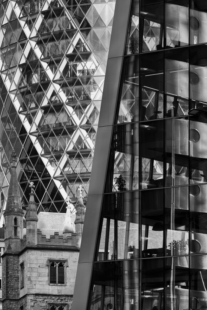 Contrastes - The Gherkin, St Andrew Undershaft et réflexions du Lloyd's building sur la façade du Scalpel - London - Photo : © Sebastien Desnoulez photographe architecture