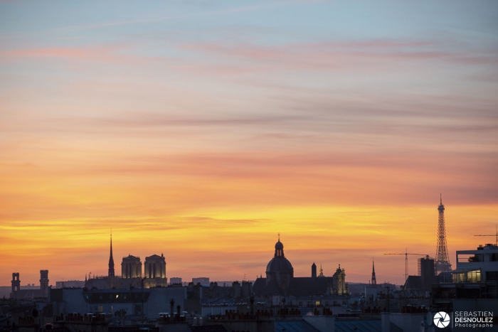 Coucher de soleil sur les toits de Paris Notre Dame et la tour Eiffel - Photo : © Sebastien Desnoulez photographe d'ambiances et d'architecture
