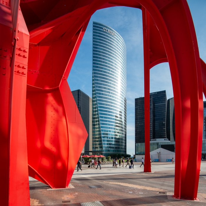 Tour EDF et l'Araignée rouge de Calder (1976), La Défense - Photo : © Sebastien Desnoulez photographe d'ambiances et d'architecture