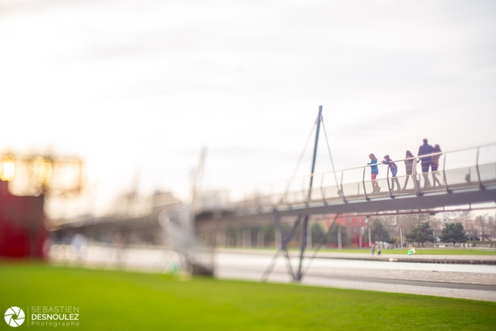 Enfants Sur La Passerelle, Parc De La Villette, Paris   Photo : Sebastien Desnoulez
