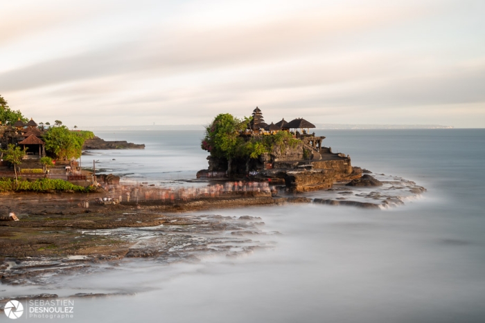 Ghosts of Tanah Lot, Bali, temps de pose 8 minutes - Photo : © Sebastien Desnoulez Photographe Auteur