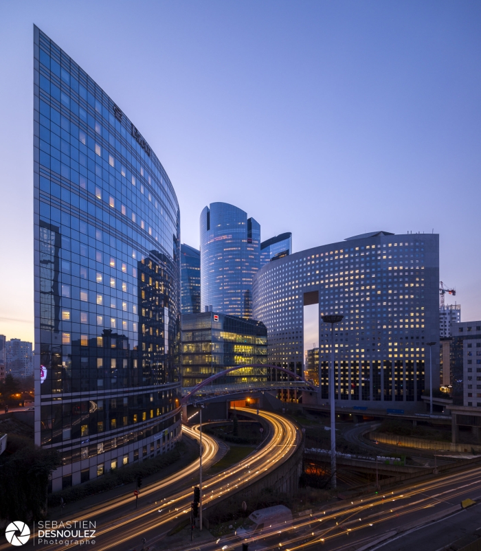 Japan Bridge, tours Société Générale et Pacific à la tombée de la nuit, La Défense, Paris - Photo : © Sebastien Desnoulez photographe d'ambiances et d'architecture