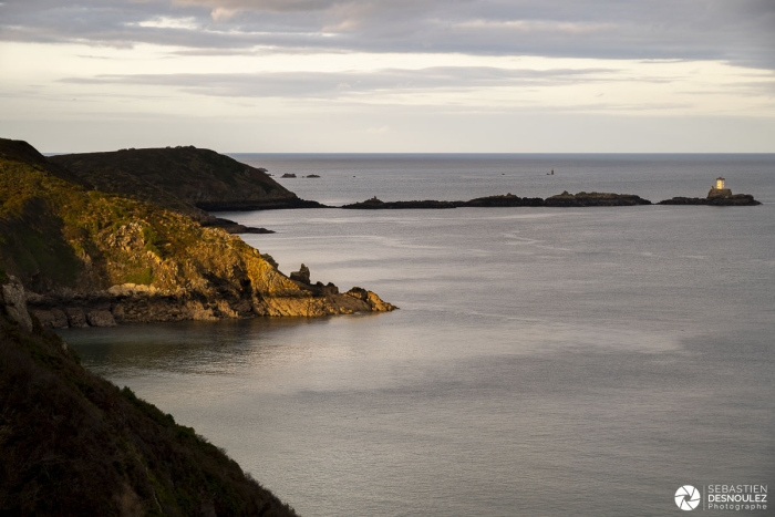 La pointe de Bilfot et le phare de l'Ost Pic, Côtes d'Armor - Lumières de Bretagne - Photo : © Sebastien Desnoulez photographe d'ambiances et de paysage