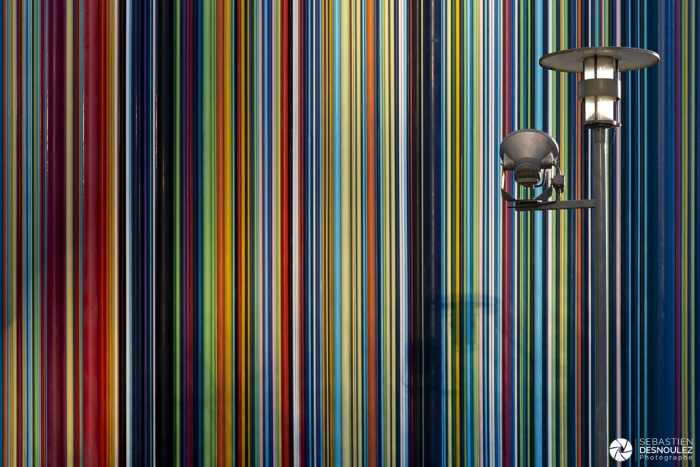 Superbe lumière sur la sculpture de Moretti due à la réflexion du soleil sur les tours de La Défense - Photo : © Sebastien Desnoulez photographe d'ambiances et d'architecture