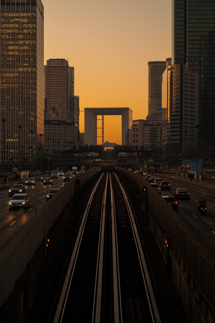 Perspective de La Défense depuis le Pont de Neuilly en fin de journée - Photo : © Sebastien Desnoulez photographe d'ambiances et d'architecture