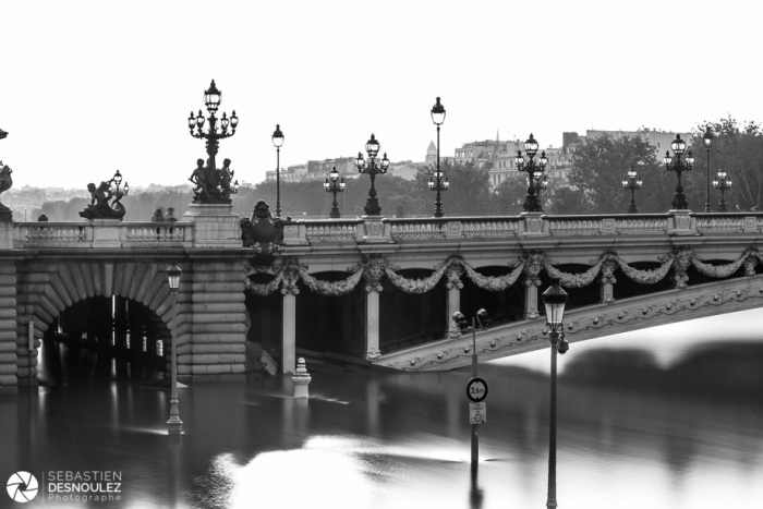 Les voies sur berges inondées par la Seine en crue sous le Pont Alexandre III, juin 2016 - Photo : © Sebastien Desnoulez