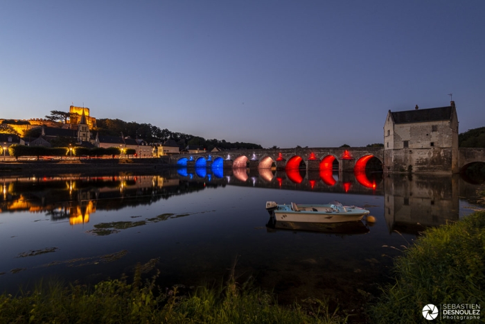 Donjon et pont de Montrichard illuminés - Photo : © Sebastien Desnoulez photographe d'ambiances et de paysage