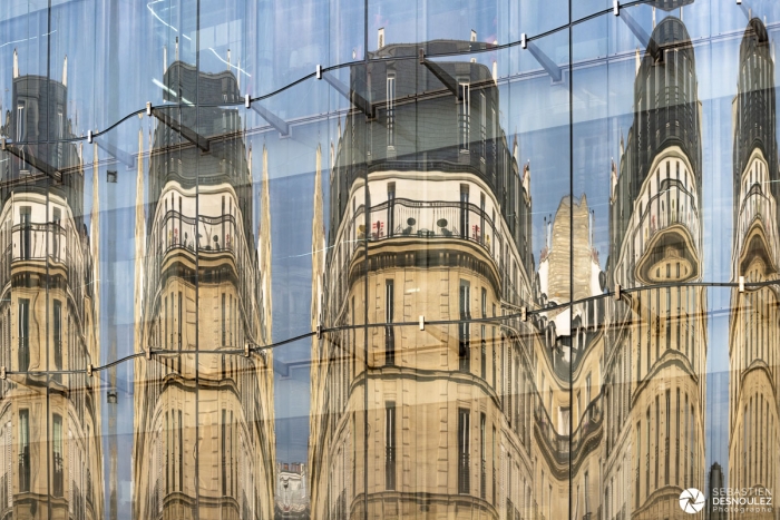 Reflets sur la façade en verre de la Samaritaine à Paris - Photo : © Sebastien Desnoulez photographe d'ambiances et d'architecture