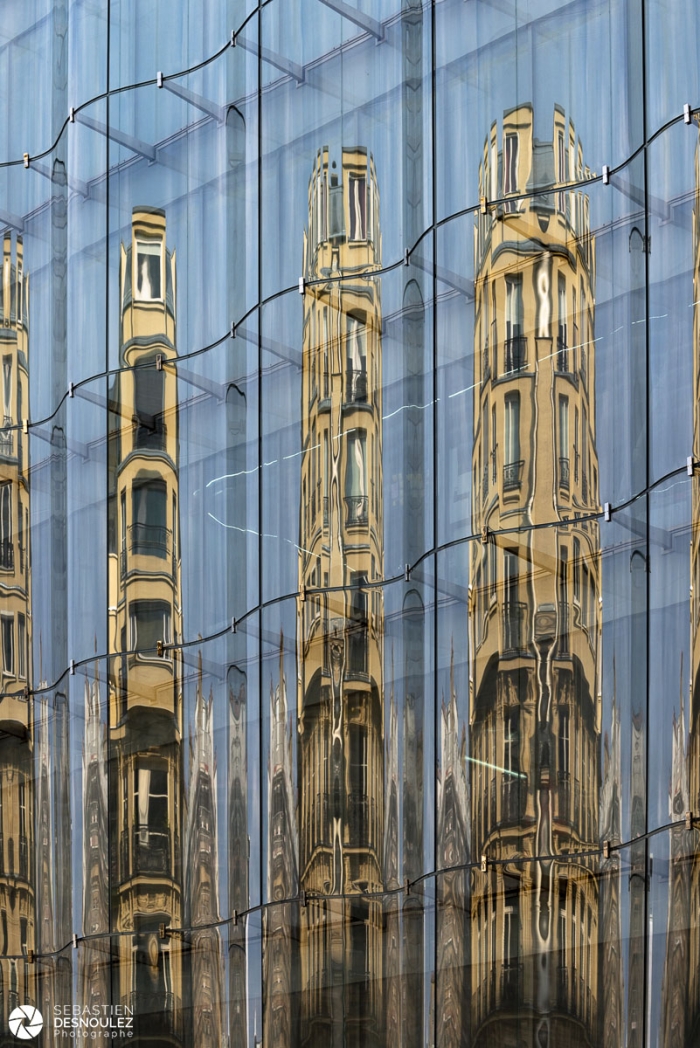 Reflets sur la façade en verre de la Samaritaine à Paris - Photo : © Sebastien Desnoulez photographe d'ambiances et d'architecture