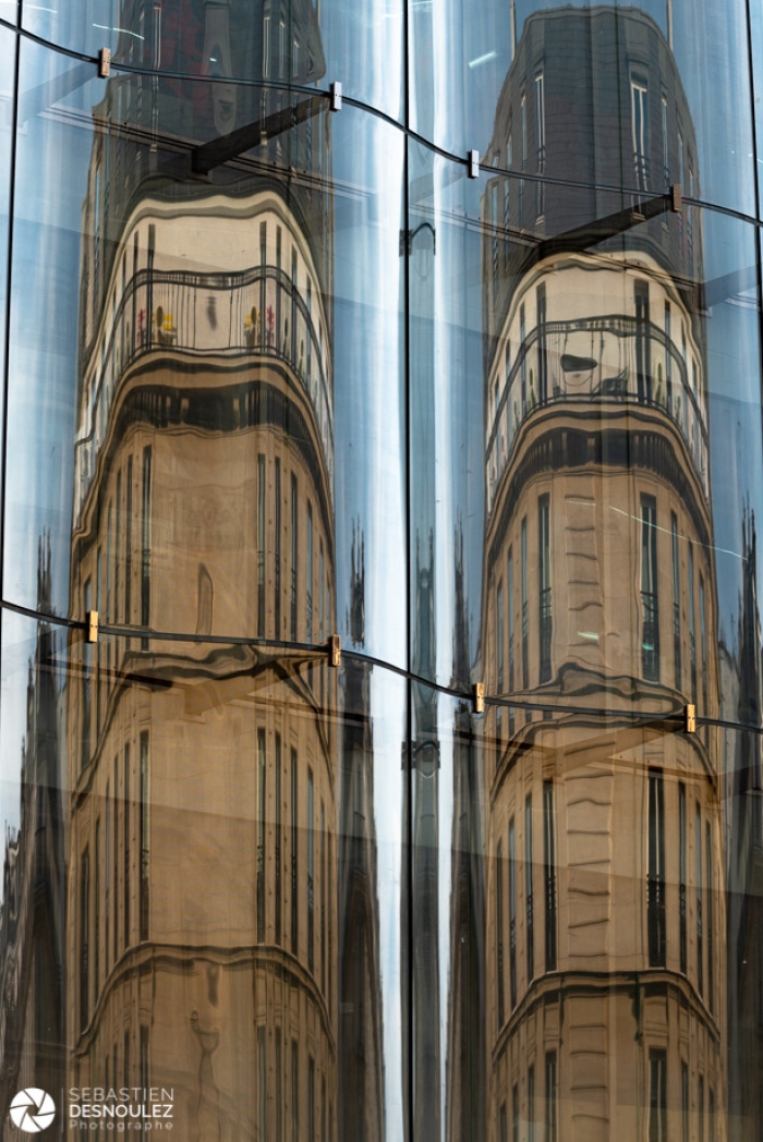 Reflets sur la façade en verre de la Samaritaine à Paris - Photo : © Sebastien Desnoulez photographe d'ambiances et d'architecture