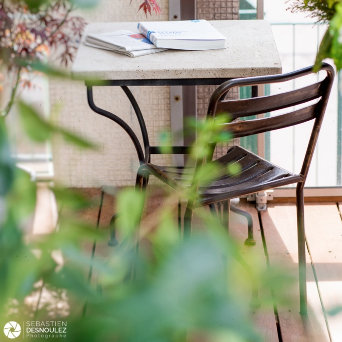 Reportage Photo Ambiance Décoration Cabinet Avocat À Paris   Table Et Chaise Sur Terrasse Arborée Par Sebastien Desnoulez Photographe