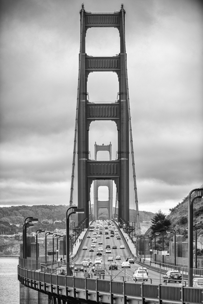 San Francisco Golden Gate Bridge avec trafic vu en axe central - Photo : © Sebastien Desnoulez