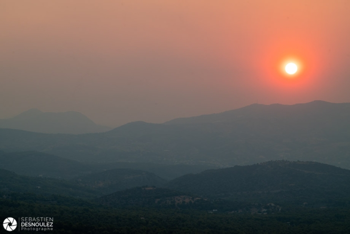 Soleil masqué par la fumée des incendies de 2021, Grèce - Photo : © Sebastien Desnoulez photographe d'ambiances et d'architecture
