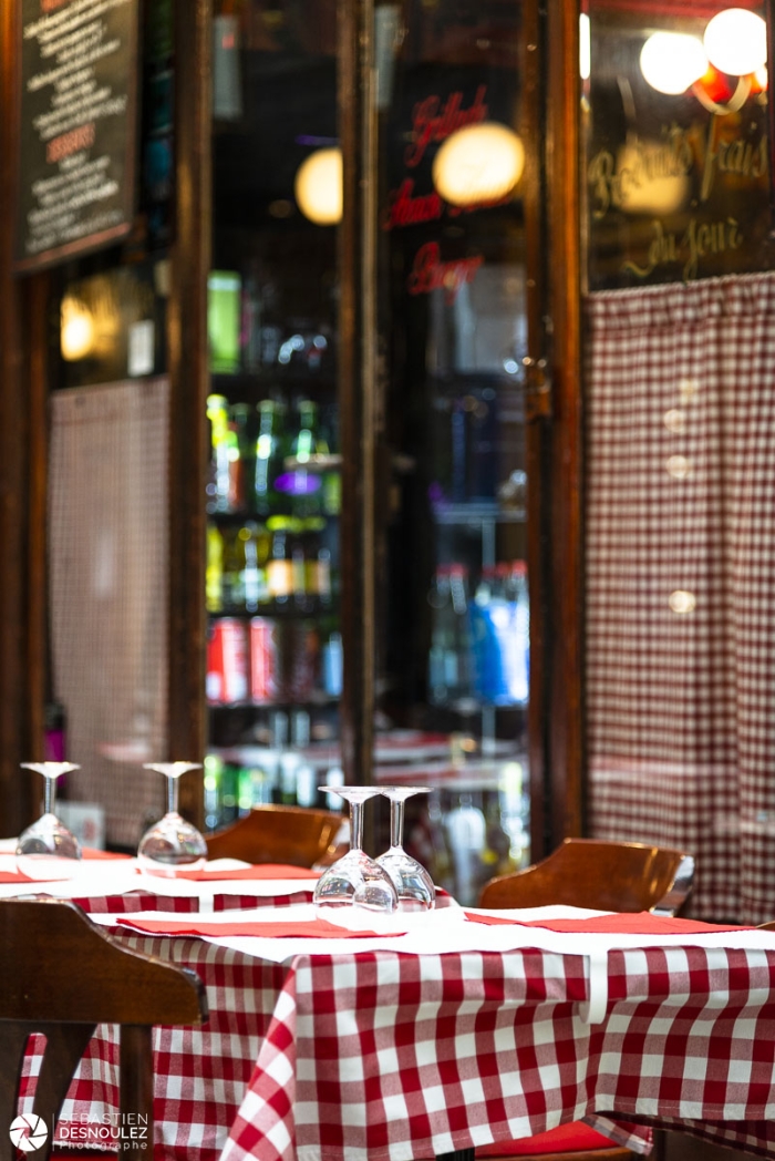 Tables de bistrot Paris - Photo : © Sebastien Desnoulez photographe d'ambiances et d'architecture
