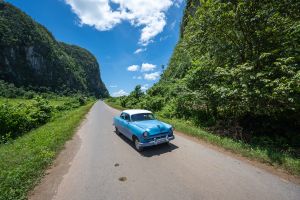 Voiture américaine et Mogotes, région de Vinales, Cuba - Photo : © Sebastien Desnoulez Photographe Auteur