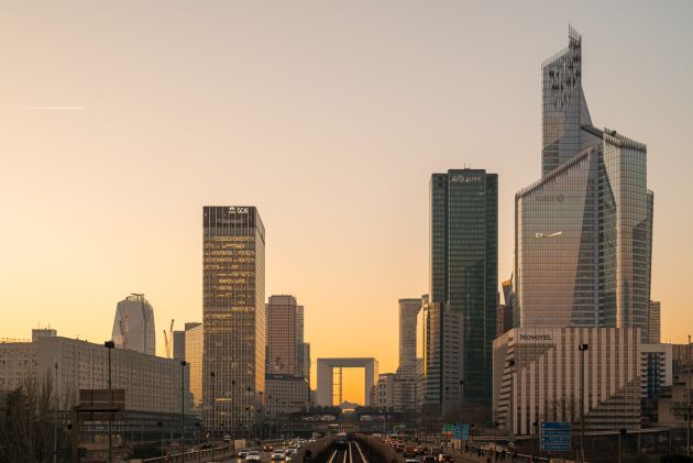 Perspective de La Défense depuis le Pont de Neuilly en fin de journée - Photo : © Sebastien Desnoulez photographe d'ambiances et d'architecture