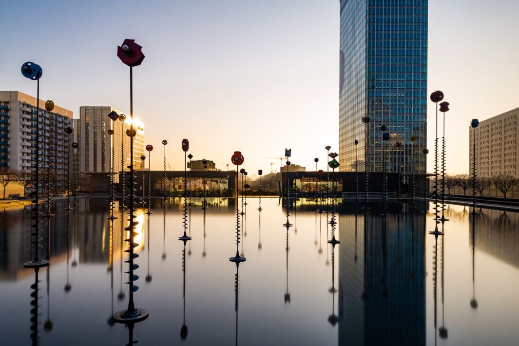 Soleil levant sur le bassin Takis à La Défense - Photo : © Sebastien Desnoulez photographe d'ambiances et d'architecture