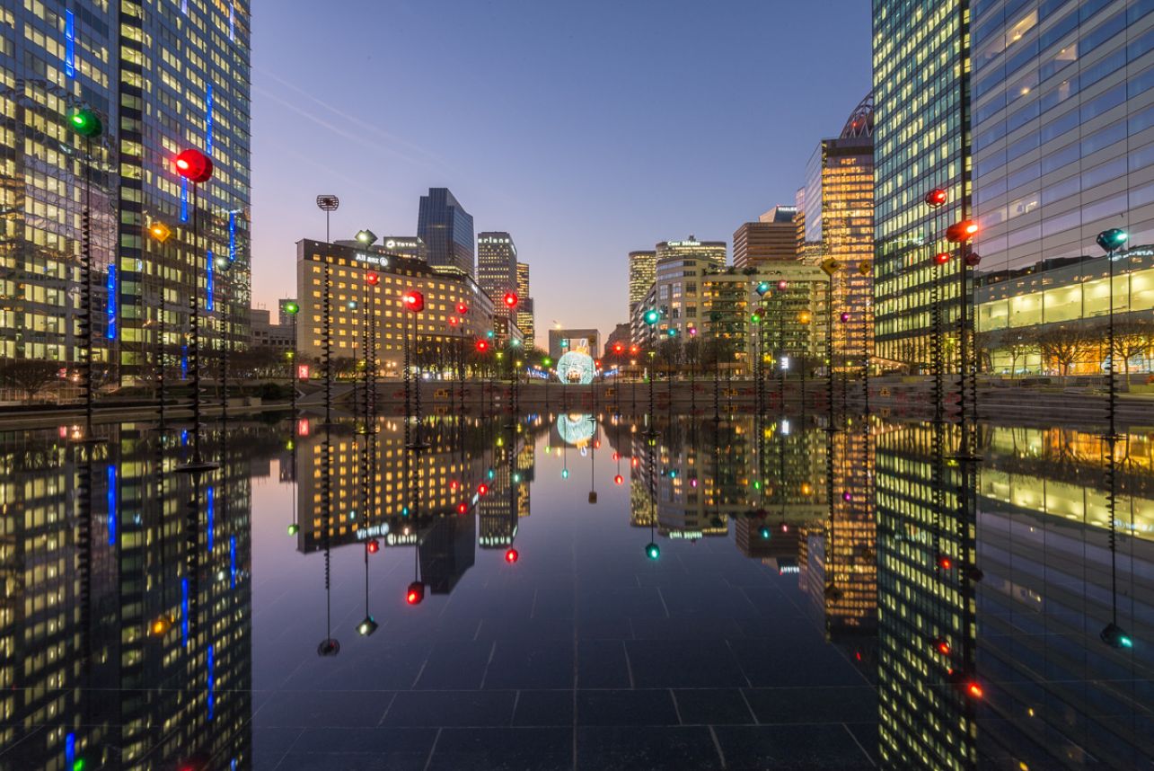 Bassin Takis de La Défense à la tombée de la nuit - Photo : © Sebastien Desnoulez photographe d'ambiances et d'architecture
