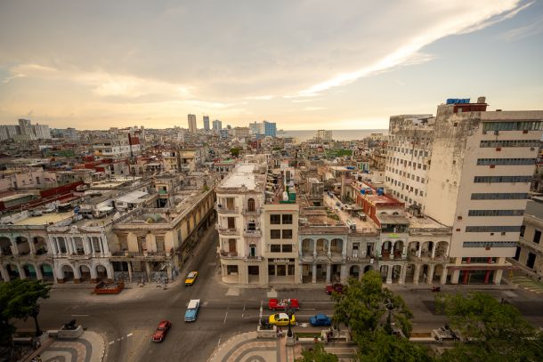 Voitures américaines sur le Paseo del Prado à La Havane, Cuba - Photo : © Sebastien Desnoulez Photographe Auteur