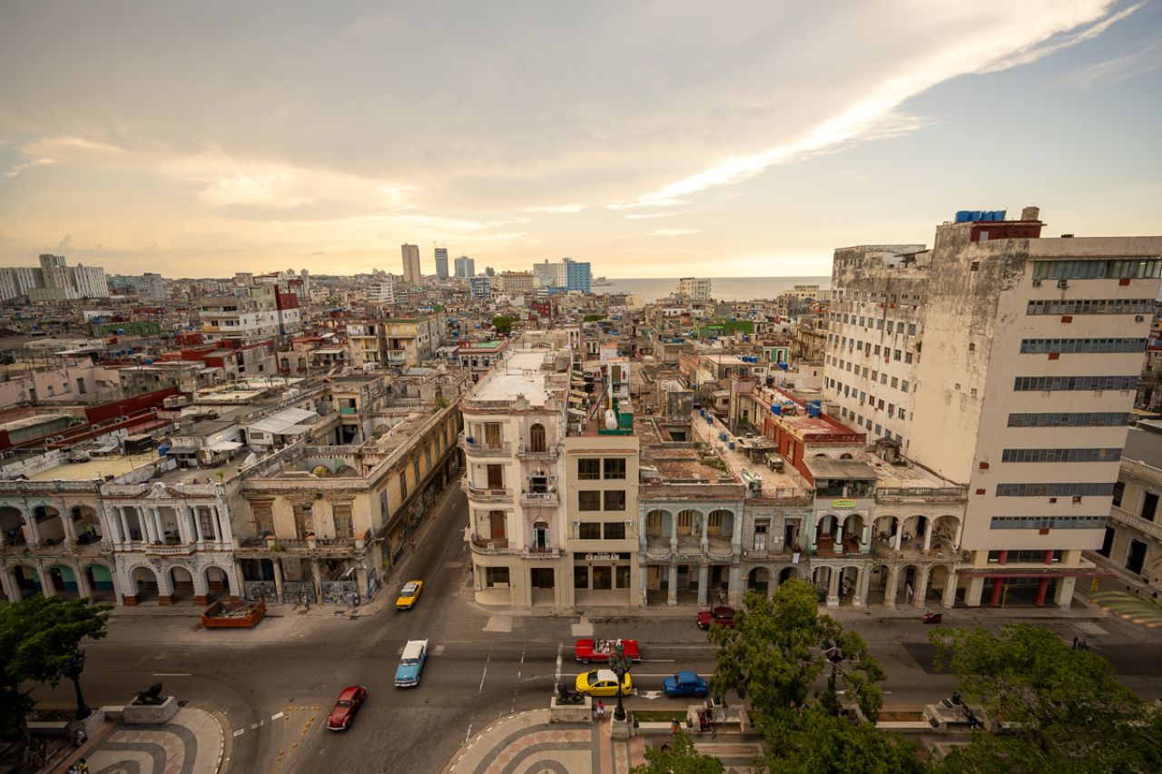 Voitures américaines sur le Paseo del Prado à La Havane, Cuba - Photo : © Sebastien Desnoulez Photographe Auteur
