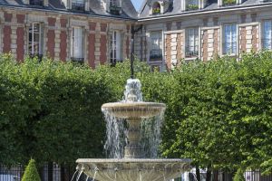 Fontaine de la Place des Vosges au printemps - Photo : © Sebastien Desnoulez photographe d'ambiances et d'architecture