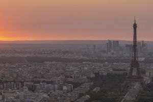 Coucher de soleil sur la tour Eiffel et la Defense Paris - Photo : © Sebastien Desnoulez photographe d'ambiances et d'architecture