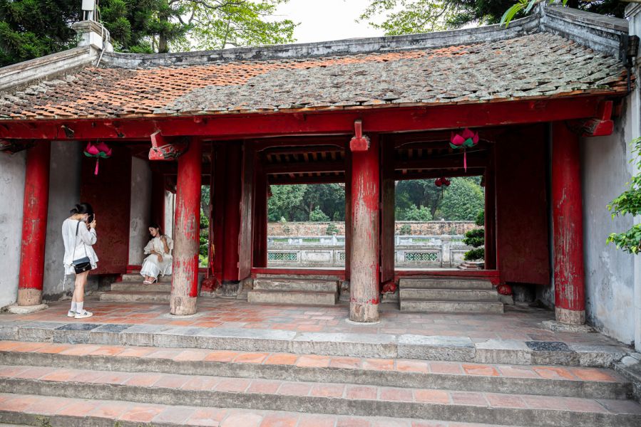 Les Instagrameuses de la Pagode Quan Thanh - Hanoi au Vietnam - Photo : © Sebastien Desnoulez Photographe Auteur