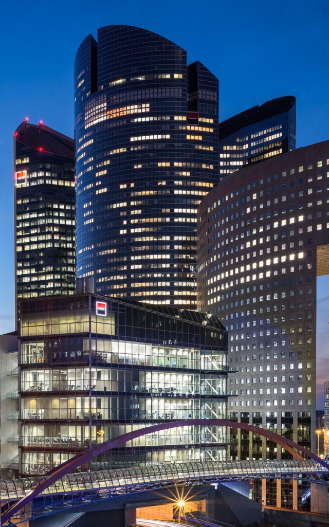 Japan Bridge, tours Société Générale et Pacific à la tombée de la nuit, La Défense, Paris - Photo : © Sebastien Desnoulez photographe d'ambiances et d'architecture