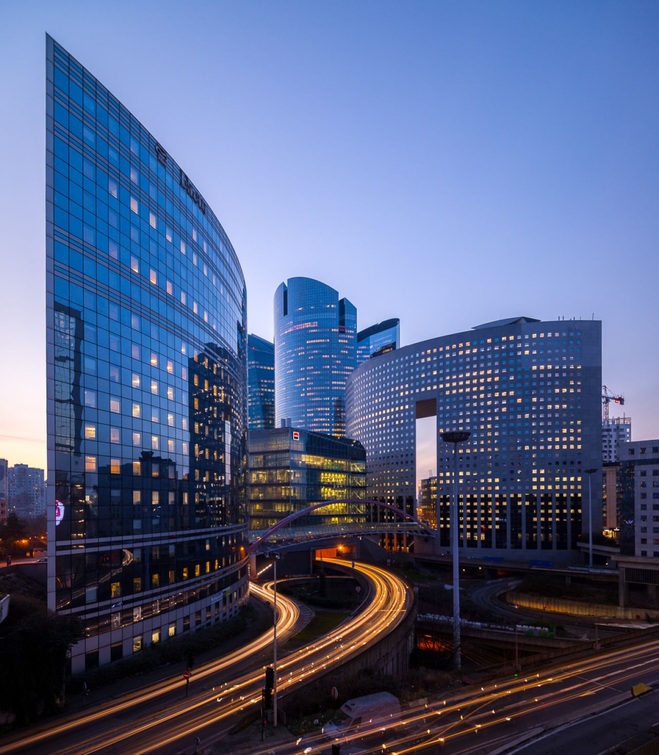 Japan Bridge, tours Société Générale et Pacific à la tombée de la nuit, La Défense, Paris - Photo : © Sebastien Desnoulez photographe d'ambiances et d'architecture