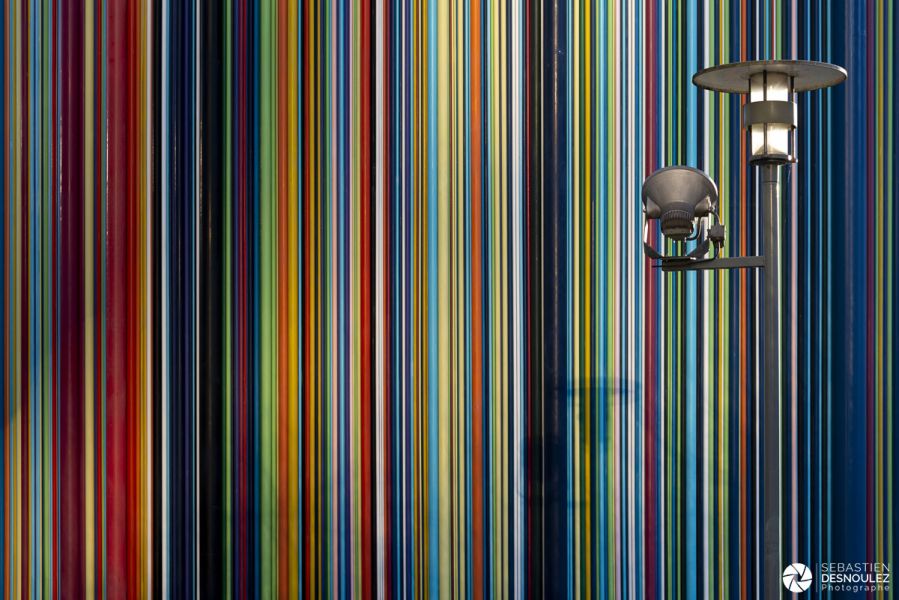 Superbe lumière sur la sculpture de Moretti due à la réflexion du soleil sur les tours de La Défense - Photo : © Sebastien Desnoulez photographe d'ambiances et d'architecture