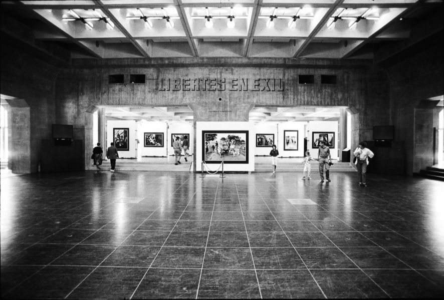 Exposition Libertés en exil - Toit de la Grande Arche de la Défense, septembre 1989 - Photo : © Sebastien Desnoulez