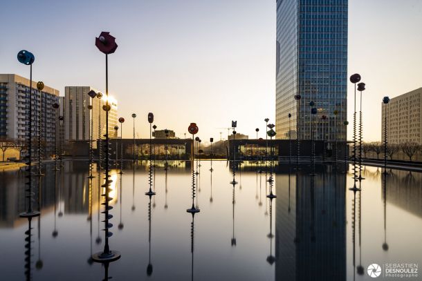 Soleil levant sur le bassin Takis à La Défense - Photo : © Sebastien Desnoulez photographe d'ambiances et d'architecture