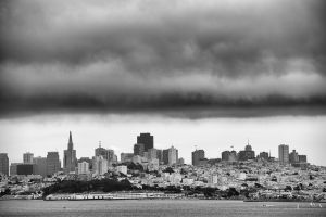 Skyline de San Francisco avec nuages bas et contraste fort - Photo : © Sebastien Desnoulez