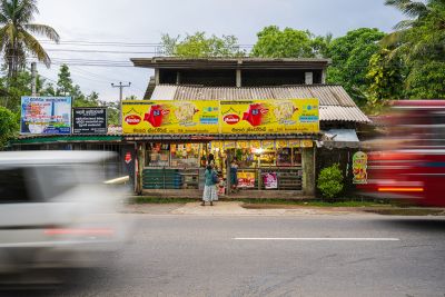 Local store on a busy road Sri Lanka photo sebastien desnoulez photographe d ambiances et d architecture