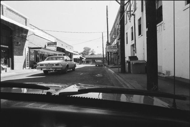 Photographier la banalité - Waiting in the Ford Mustang - Nacogdoches, Texas, 1986 - Photo : © Sebastien Desnoulez