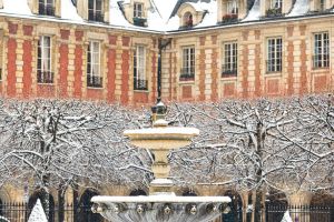 Fontaine de la Place des Vosges sous la neige - Photo : © Sebastien Desnoulez photographe d'ambiances et d'architecture